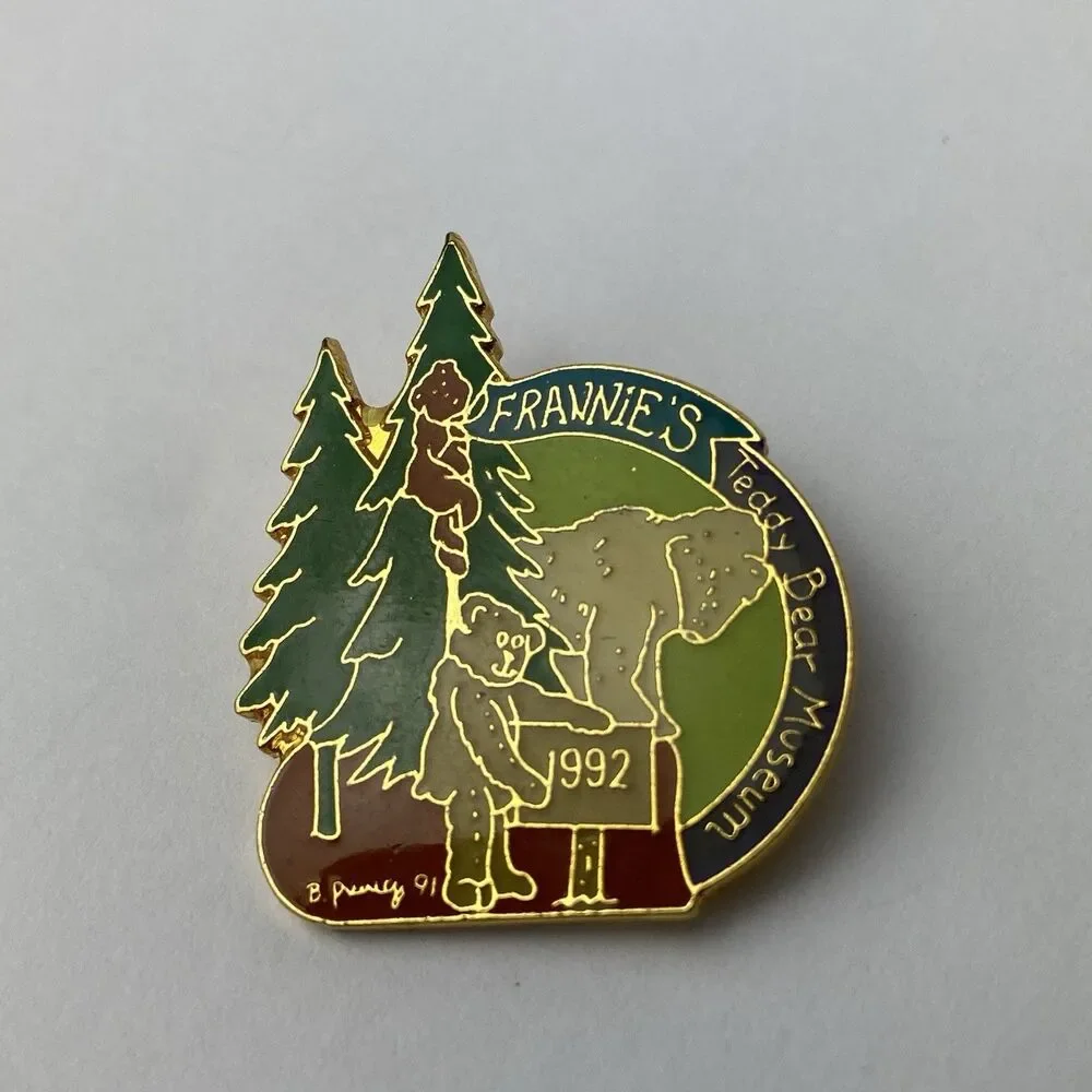 1992 Frannies Teddy Bear Musuem Pin Lapel